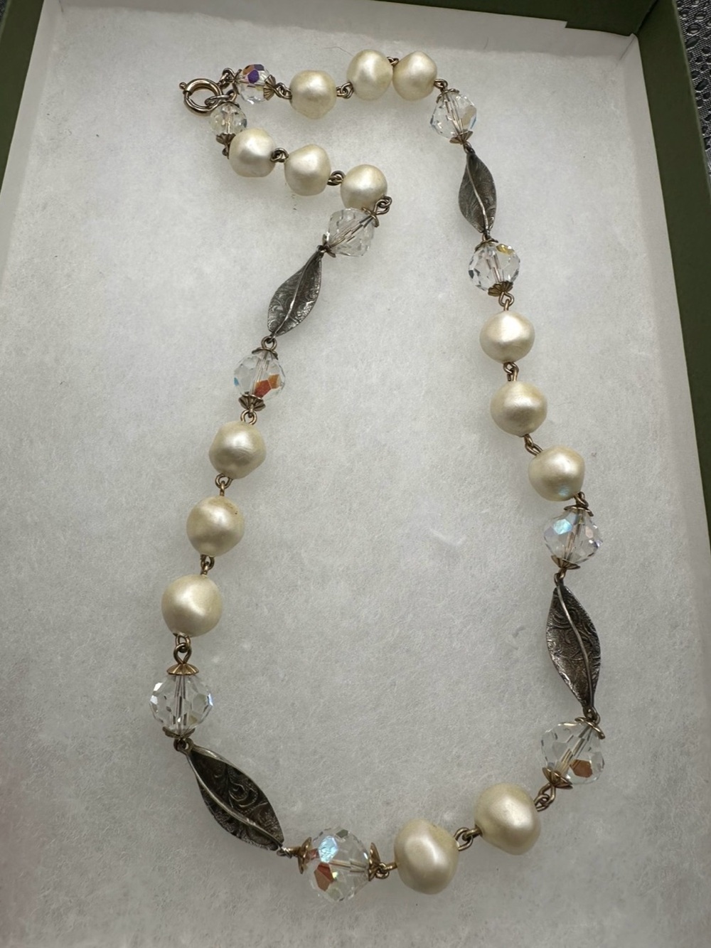 Vintage Unbranded Silver Tone Leaf Pearl and Crystal Beaded Necklace